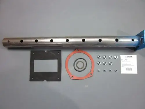 Verteilrohr mit mehreren Bohrungen aus Metall, umgeben von einer Gummidichtung, einer Plattenunterlage und Schrauben, präsentiert als Remeha-Produkt.